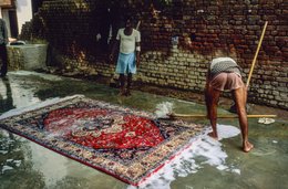 Agra;-Bricks;-Brush;-Carpet;-Concrete;-Crafts;-Craftsman;-Craftsmanship;-Hand-knotted-carpet;-India;-Kaleidos;-Kaleidos-images;-La-parole-à-limage;-Soapy-water;-Stories-Pictures;-Tarek-Charara;-Uttar-Pradesh;-Washing;-Workshop;-Yard